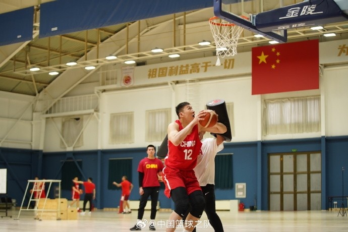 中國籃球之隊(duì)官博：大塊頭 大能量 祝李炎哲25歲生日快樂！